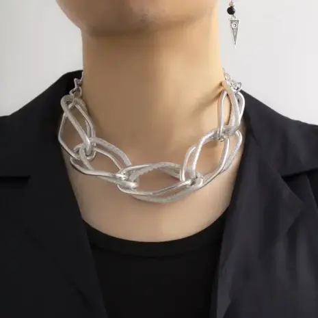 silver bold necklace model