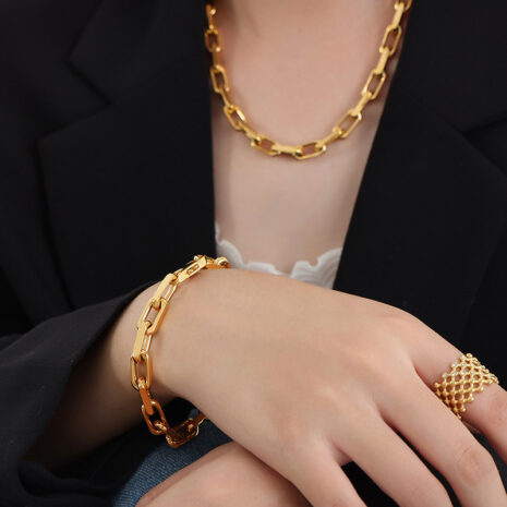 chunky necklace and bracelet set model