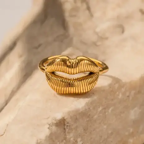 gold lip shaped ring