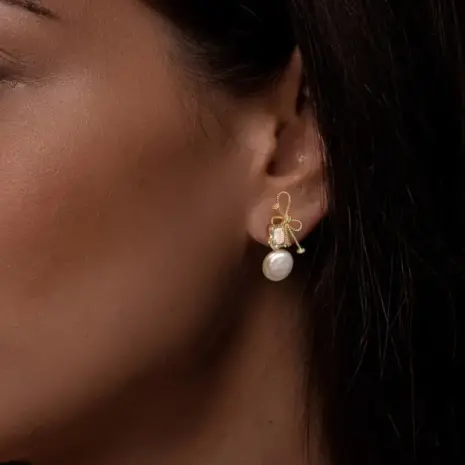 gold pearl bow earrings model