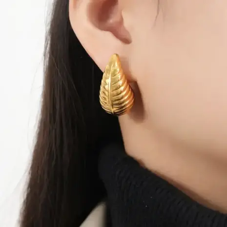 ribbed swirl pattern teardrop earrings gold model