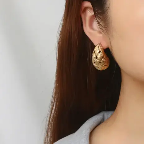 woven pattern teardrop earrings model