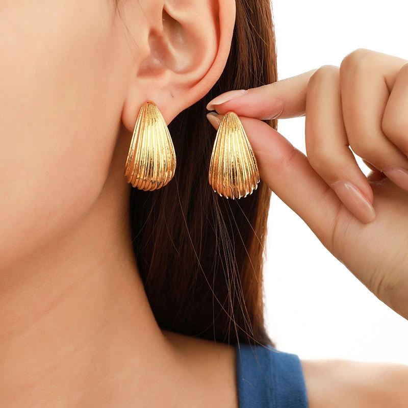 gold striped pattern teardrop earrings model