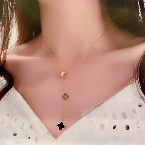 rose gold clover necklace model
